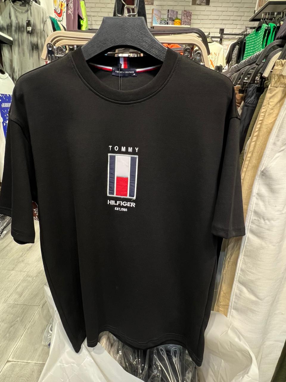 Tommy Hilfiger Black T-Shirt with Iconic Embroidered Logo – Oversized Fit