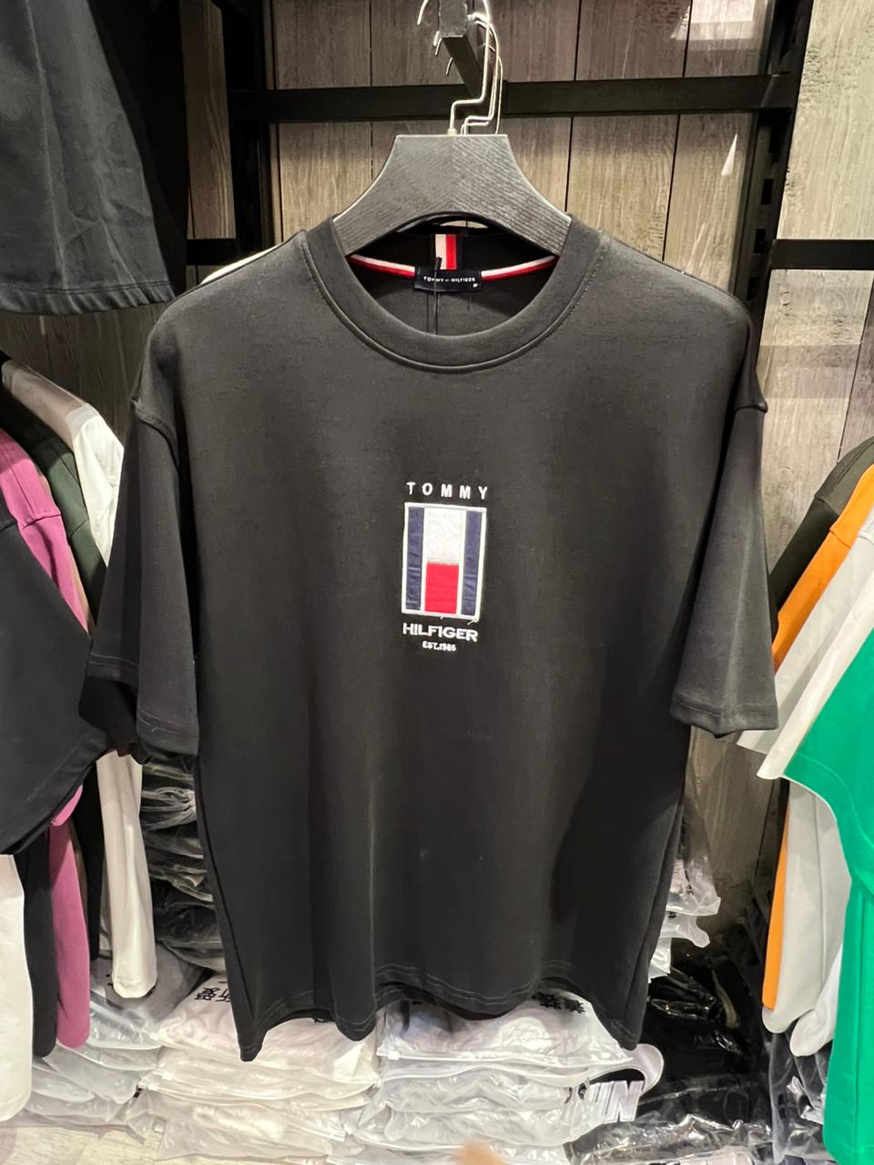 Tommy Hilfiger Black T-Shirt with Iconic Embroidered Logo – Oversized Fit