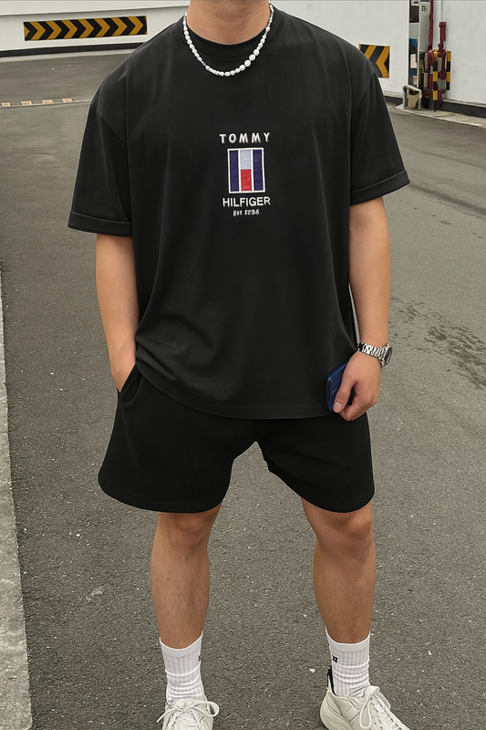 Tommy Hilfiger Black T-Shirt with Iconic Embroidered Logo – Oversized Fit